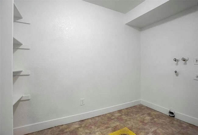 Building Photo - Fully Renovated Park Hill Townhome - 5 Bedrooms!