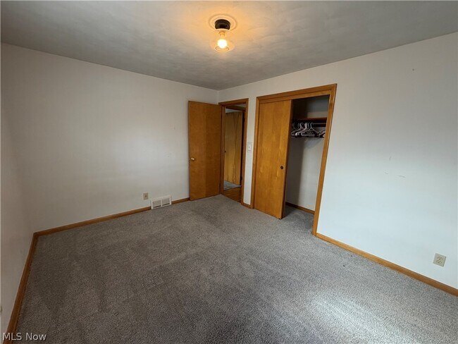 Building Photo - 290 Glenview Rd