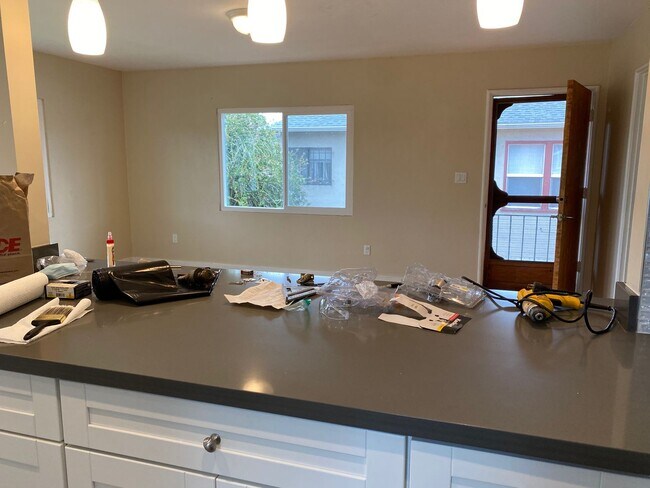 Building Photo - Epic REA-Great 1 BR/1 BA Unit in a S/S Duplex