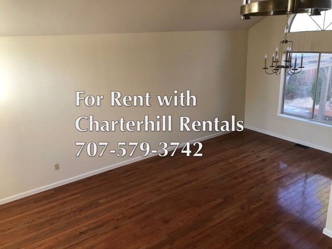 Building Photo - Beautiful Windsor home with new hardwood f...