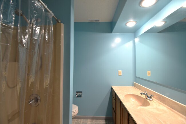 Building Photo - 1136 Anthrop Dr