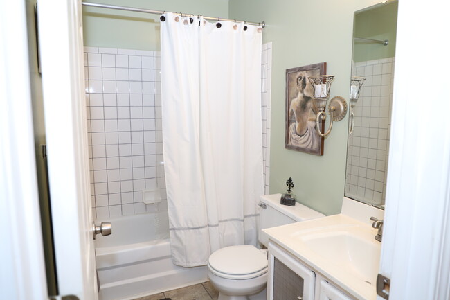 Common Full bath - 10124 Carnation Court