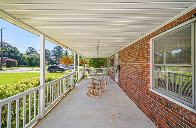 Building Photo - 4 Bedroom 2 Bathroom with large fenced in yard for Pets