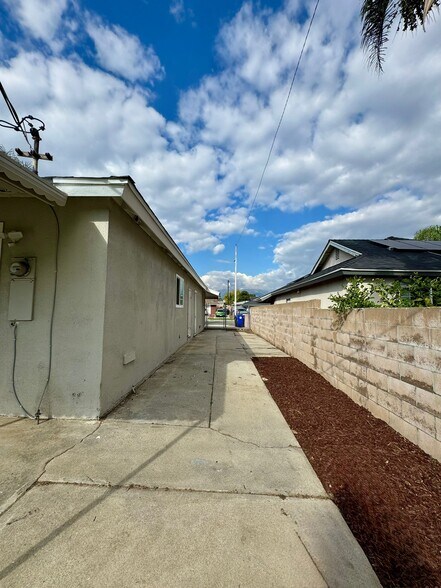 Building Photo - 251 E Heather St