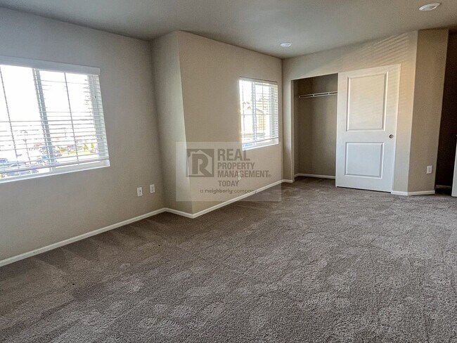 Building Photo - Spacious 5 Bedroom Home In Lacey!!