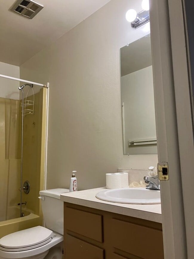 Building Photo - RANCH STYLE 2 BEDROOM DUPLEX FOR LEASE