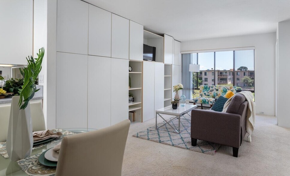 Building Photo - 6 Commodore Dr