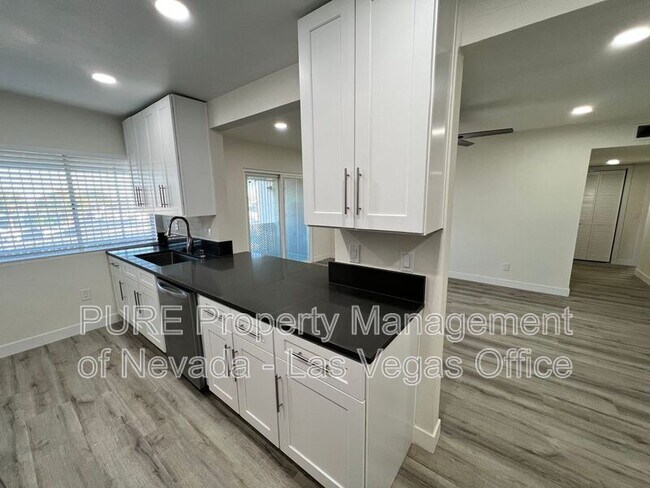 Building Photo - 1405 E Vegas Valley Dr