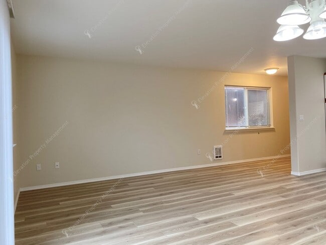 Building Photo - Bright 3 BR - 3 BA Townhouse in Redmond