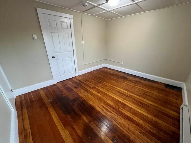 Building Photo - Gorgeous 1-bedroom, Second floor! Apartmen...