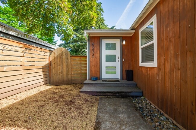 Building Photo - 6235 SE Clatsop St