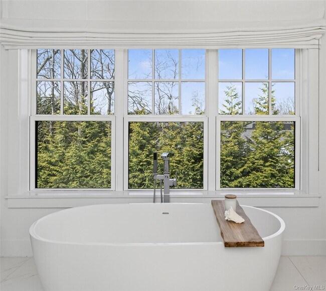 Building Photo - 17 Bayview Rd N