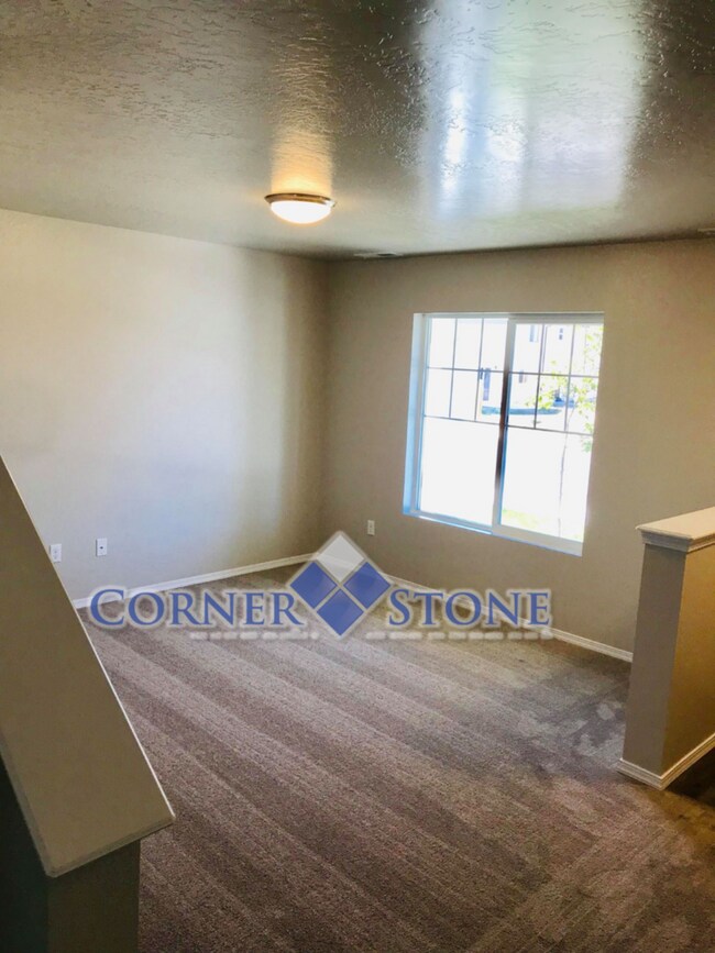 Building Photo - Spacious Home Canterbury Commons!