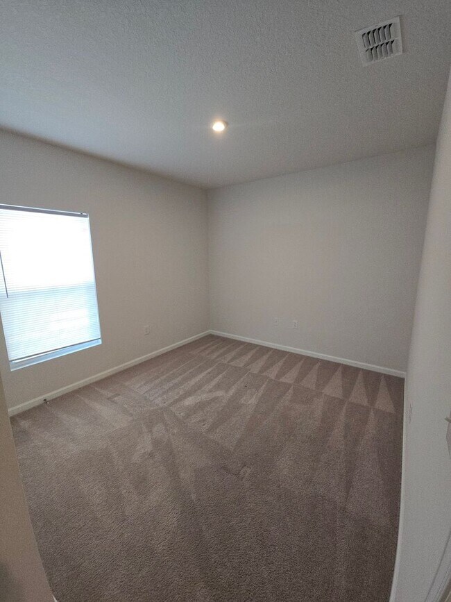 Building Photo - 3 bed 2 bath home