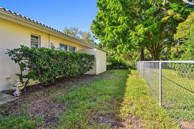 Building Photo - 970 Rolling Hills Dr