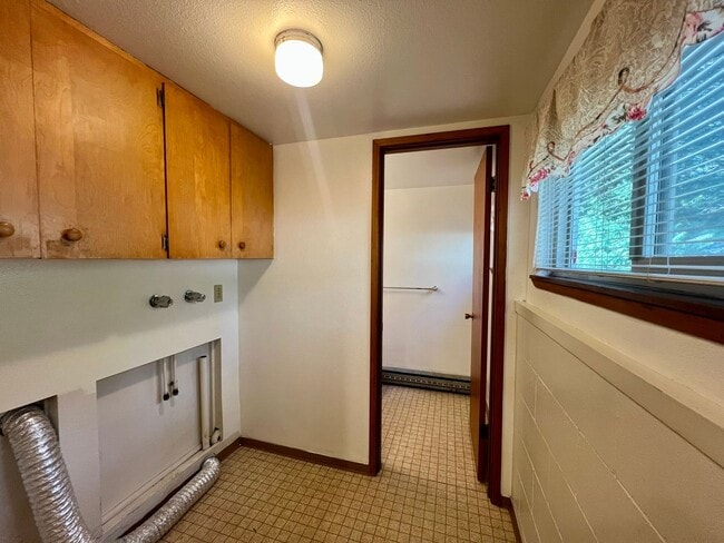 Building Photo - West Olympia Tri-Level Home