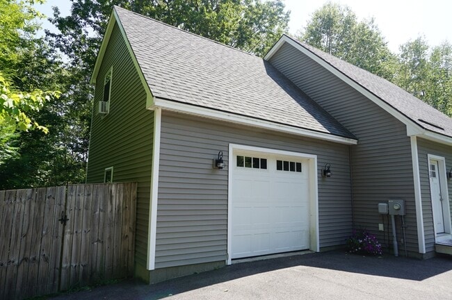 Building Photo - 18 Lilac Ln