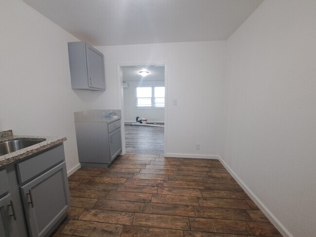 Building Photo - 1309 N La Brea Ave