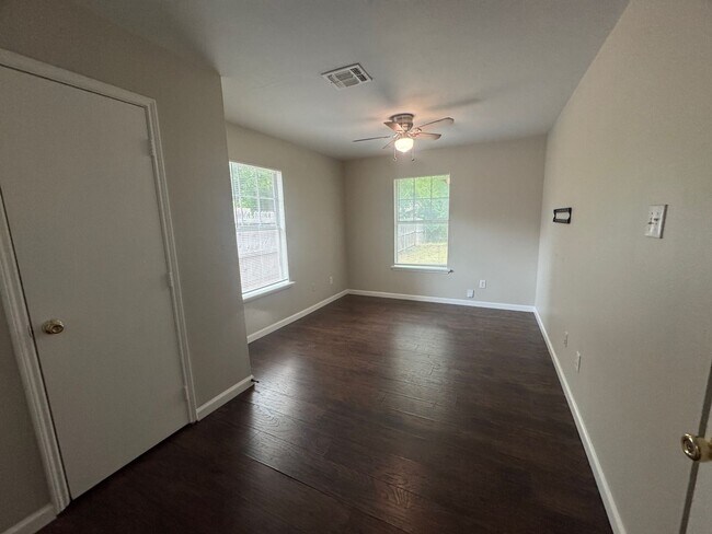 Building Photo - Move in Ready - 4 bedroom 2 bath