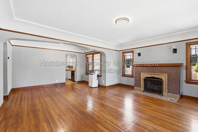 Building Photo - 1210 S Maple St
