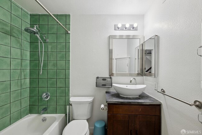 Building Photo - 144 Langton St