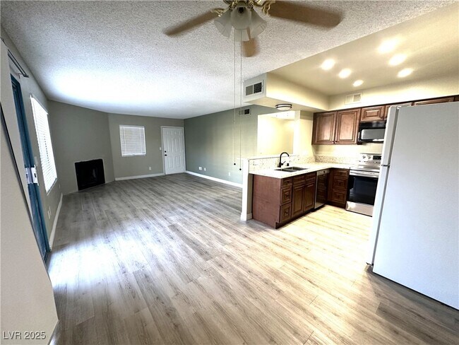 Building Photo - 1575 W Warm Springs Rd