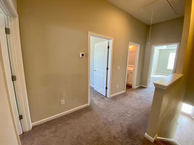 Building Photo - 3 bed/2.5 bath at end unit townhome in Ber...