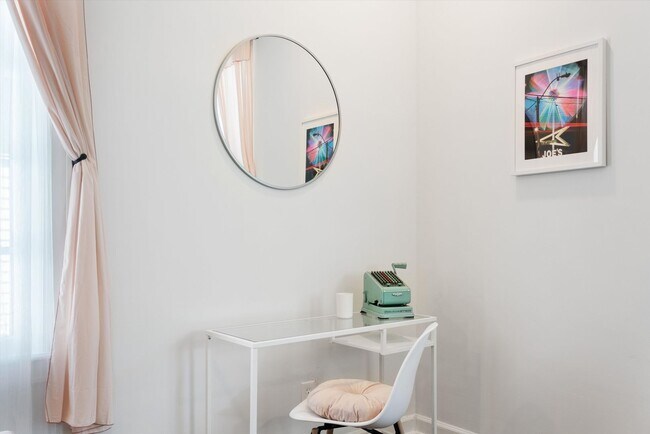 Building Photo - Recently updated and fully furnished Midto...