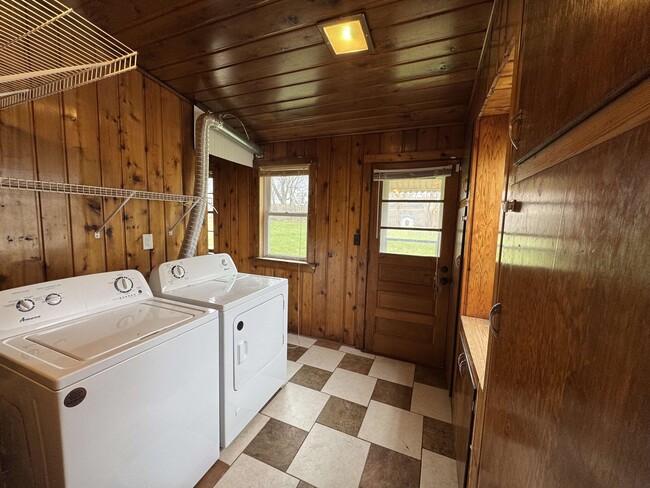 Building Photo - 1532 Vernon Ave