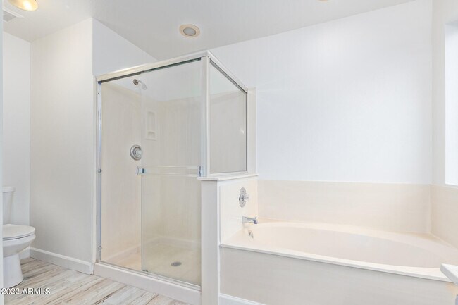 Building Photo - 509 E Rimrock Dr