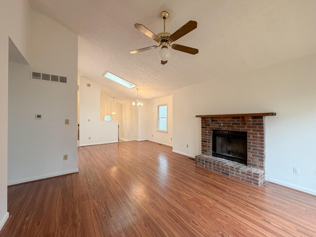 Building Photo - 352 Chase Pl