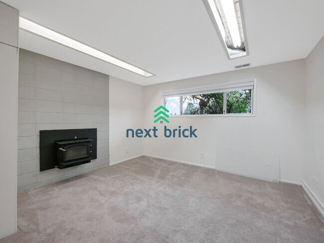Building Photo - 6 Bed and 3 Bath Single Family Home Available Now!