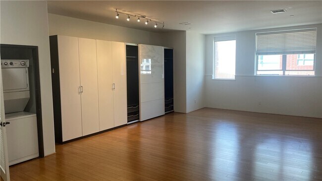 Building Photo - 255 W 7th St