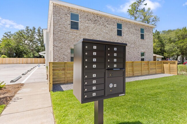 Building Photo - 305 Okaloosa Ave
