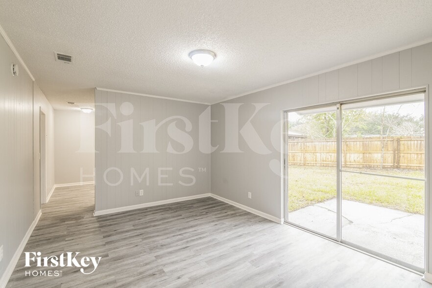 Building Photo - 8704 Country Creek Blvd