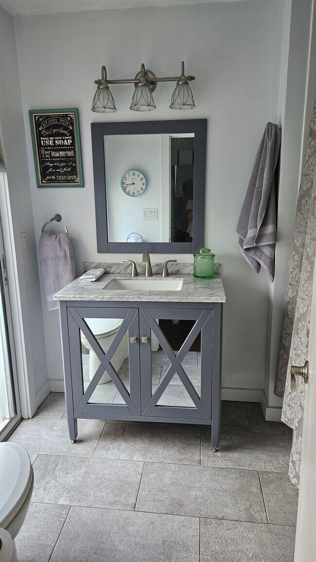 Building Photo - 415 W 7th St