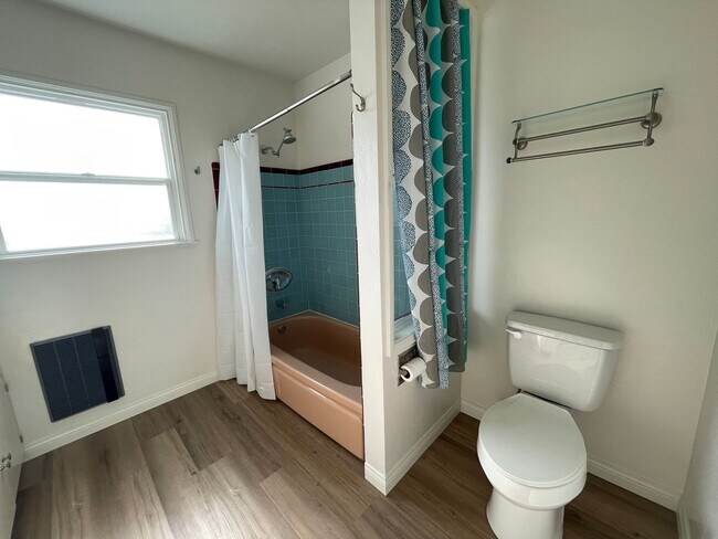 Building Photo - Large 5 bed 2 bath house (Lease out, pending signatures. Check back in a few days!)