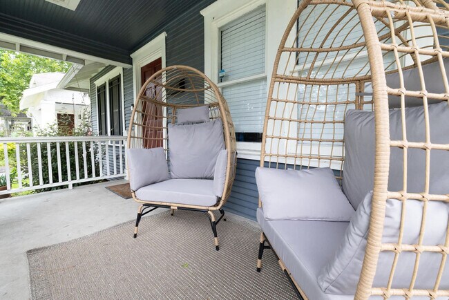 Building Photo - 725 Peddie St