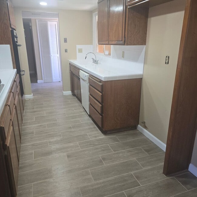 Building Photo - SW- 3 bedroom 2 bathrooms