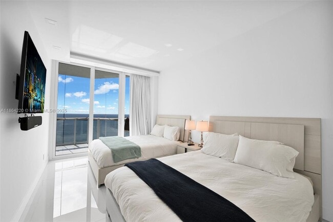 Building Photo - 16485 Collins Ave