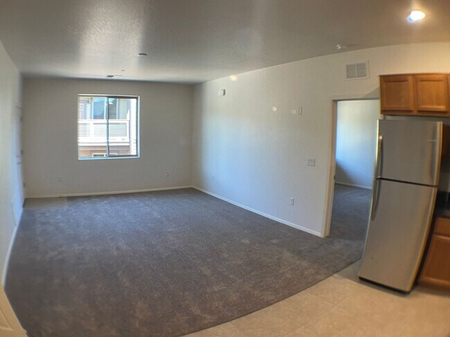 Building Photo - MOVE IN READY! Top-Floor Condo in the Hear...