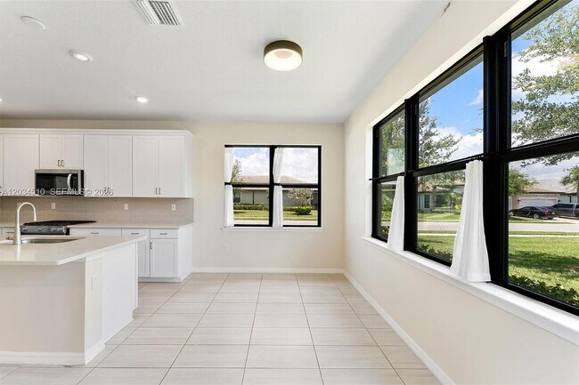 Building Photo - 2485 Primrose Pl