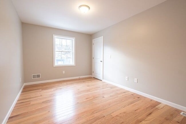 Building Photo - Beautiful Duplex in the Heart of Indian Or...