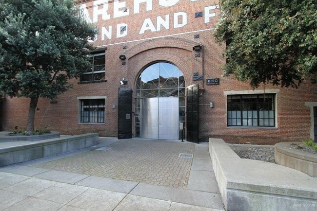 Building Photo - 650 Delancey St
