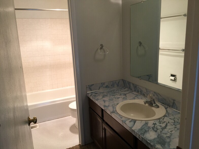 Building Photo - 140 NW Robert St