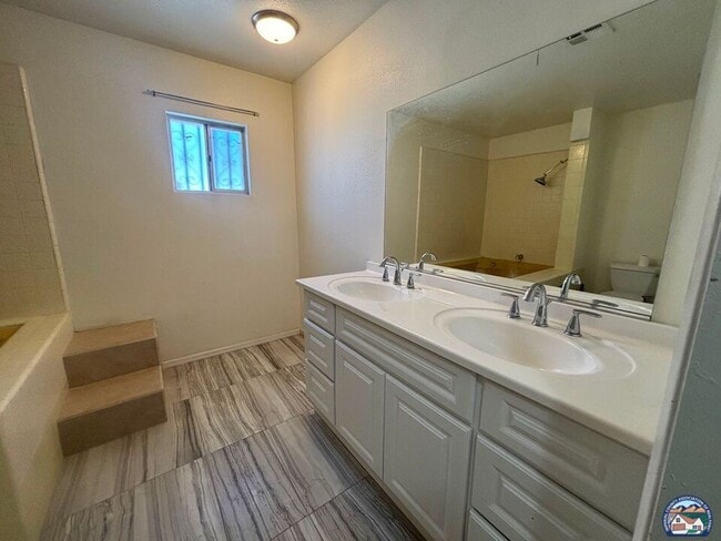 Building Photo - 572 Lenrey Ave