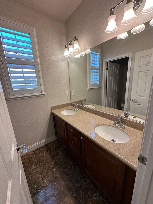 Building Photo - Beaitiful 4 Bedroom, 2.5 Bath Mountain Hou...