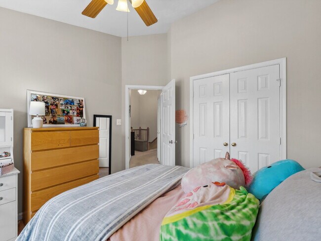 Building Photo - Elegant Colonial Townhome Living in Histor...