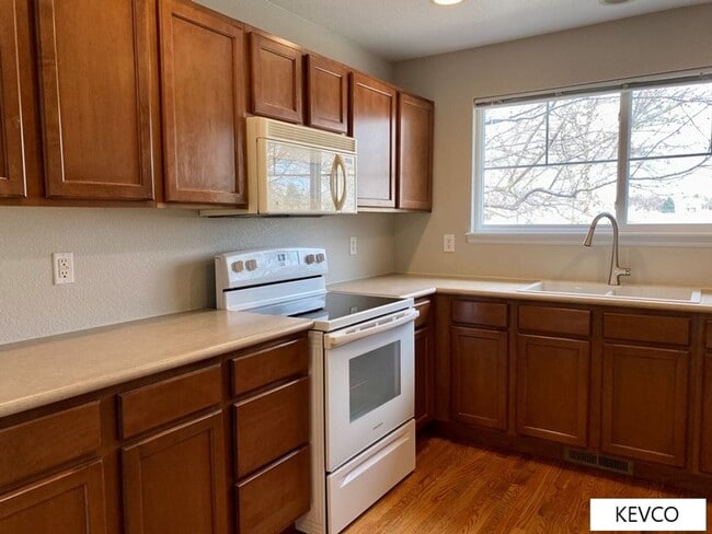 Building Photo - Bright, Comfortable Two Bedroom Townhouse!