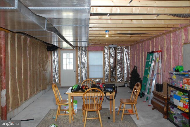 Building Photo - 2108 Hanford Way